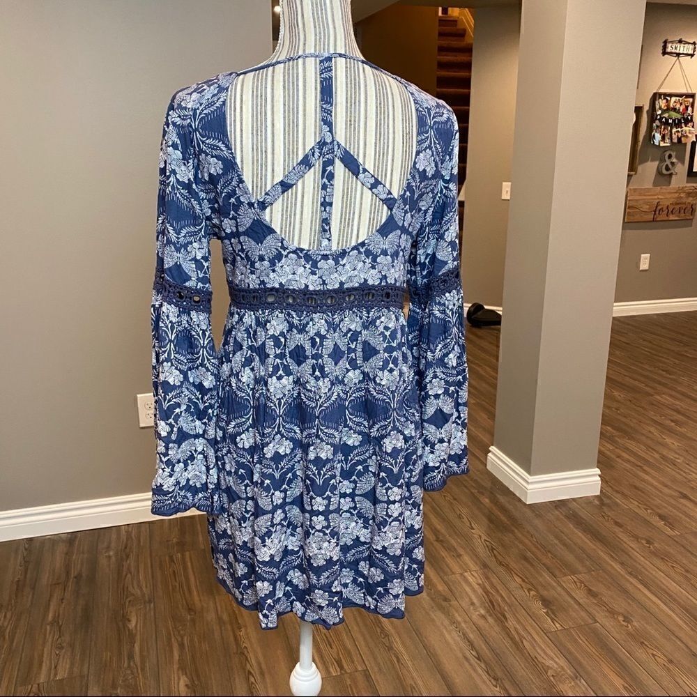 Patrons of Peace Blue Floral Flutter Sleeve Tunic - Picture 7 of 9